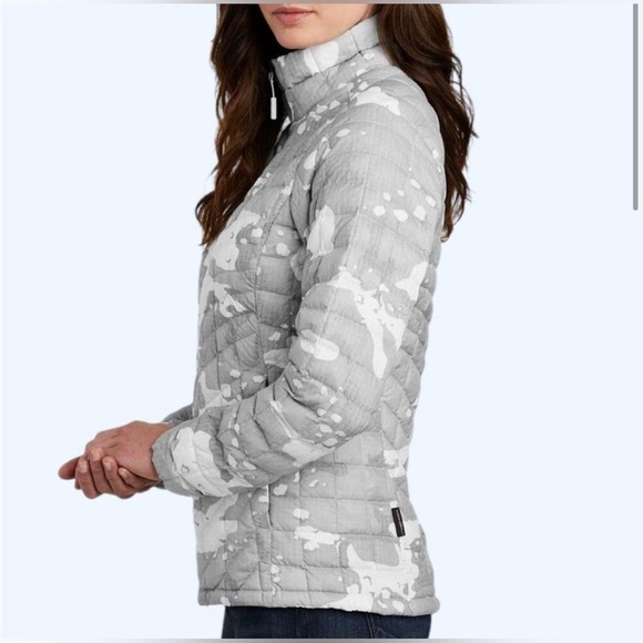 The North Face Gray and White Quilted
Thermoball Eco Jacket, size XL - Picture 13 of 15